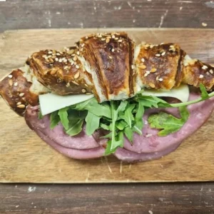 Täistera croissant singi-juustu-rucola-majoneesi