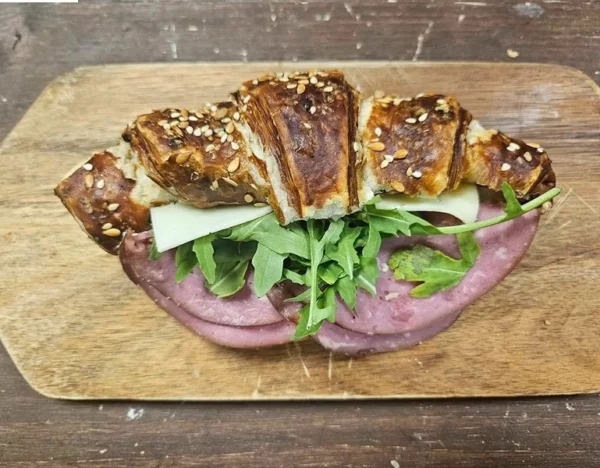 Täistera croissant singi-juustu-rucola-majoneesi